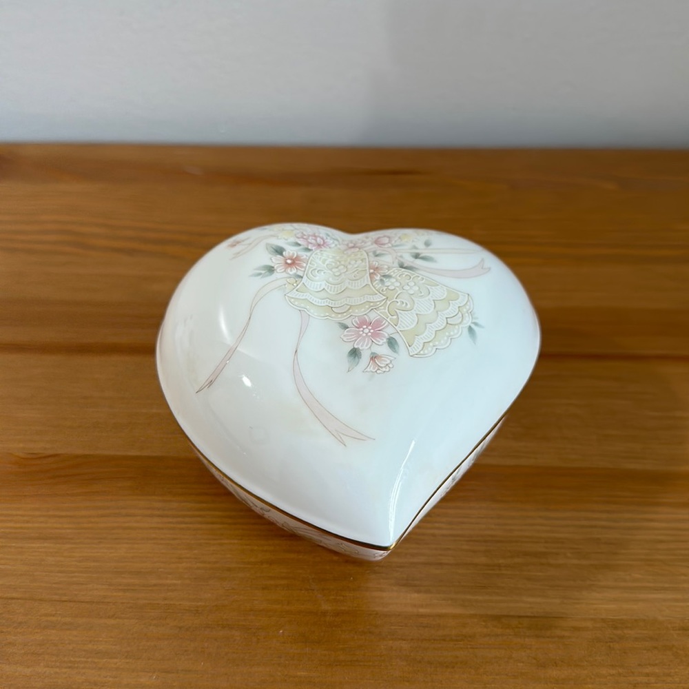 Mikasa Gift Boxed Heart Bowl "Forever Love” Bone China